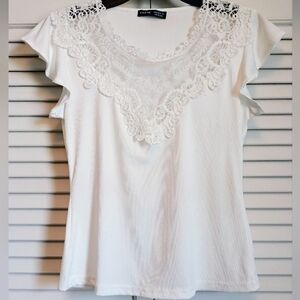 🌷NWOT White Lace Embroidered Ribbed Flutter Sleeve Tee (M)(Will Fit S)🌷